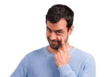 Ayakta ve önüne bakarak yakışıklı adam