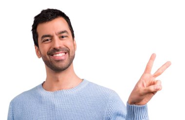 Gülümseyen ve zafer işaret gösteren yakışıklı adam