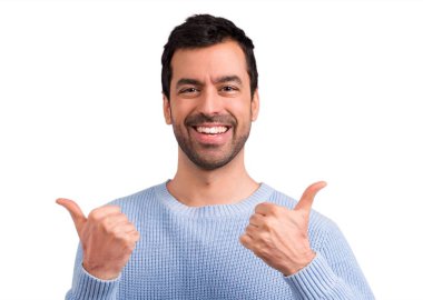 Jest Yaşasın vererek ve gülümseyen yakışıklı adam