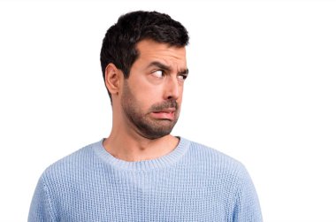 Biraz gergin ve korkmuş yakışıklı adamdır