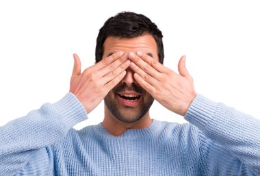 Yakışıklı adam eliyle gözlerini kapsayan