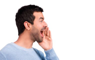 Yakışıklı adam ağzıyla geniş açık bağırarak