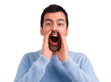 Yakışıklı adam ağzıyla geniş açık bağırarak