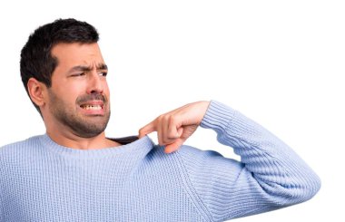 Adam yorgun ve hasta ifade ile mavi kazaklı