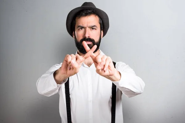 Hipster Hombre Con Barba Haciendo Gesto Sobre Fondo Gris —  Fotos de Stock