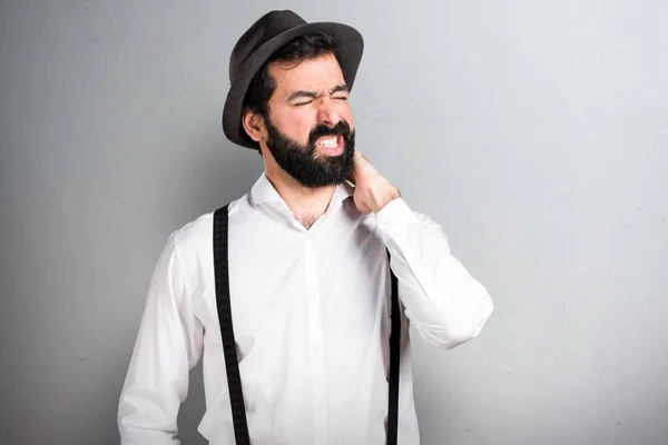 Hipster Mann Mit Bart Und Nackenschmerzen Auf Grauem Hintergrund — Stockfoto