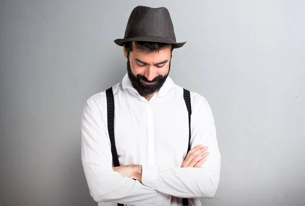 Hipster Mann Mit Bart Blickt Auf Grauen Hintergrund — Stockfoto