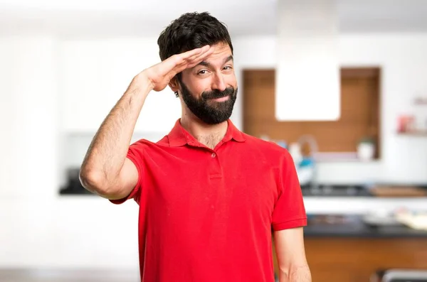 Bonito Homem Saudando Dentro Casa — Fotografia de Stock