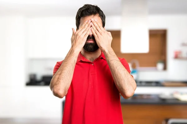 Schöner Mann Der Seine Augen Haus Verdeckt — Stockfoto