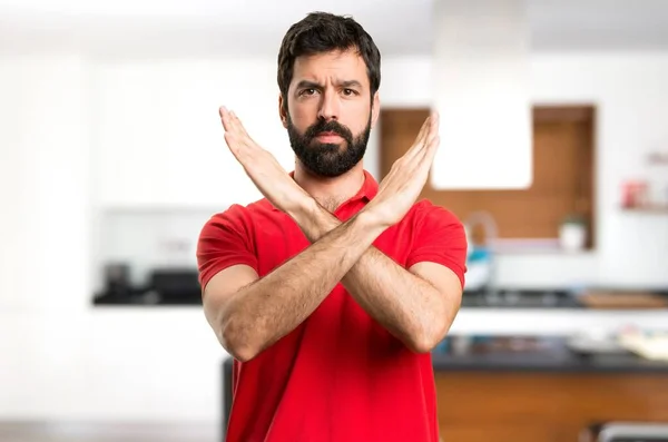 Bonito Homem Fazendo Nenhum Gesto Dentro Casa — Fotografia de Stock