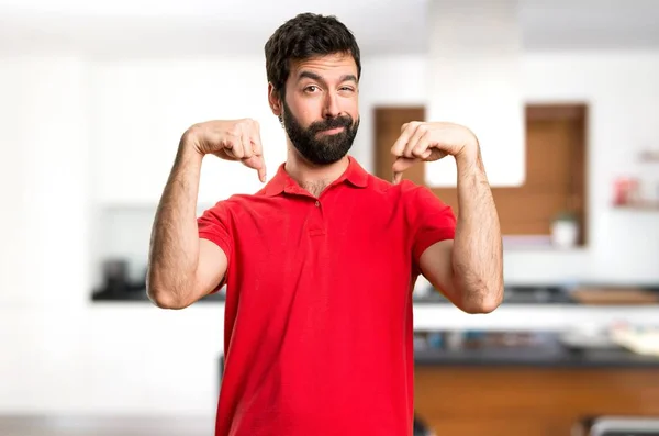 Stilig Man Pekar Nedåt Inne Hus — Stockfoto