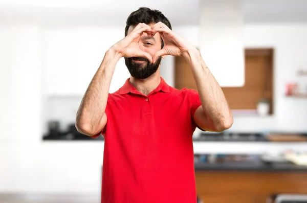 Bonito Homem Fazendo Coração Com Mãos Dentro Casa — Fotografia de Stock