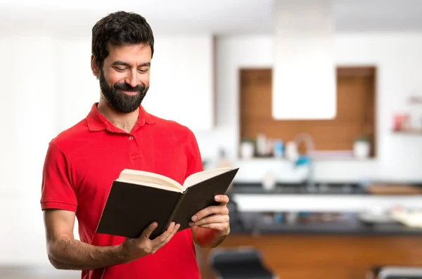 Schöner Mann Liest Ein Buch Haus — Stockfoto