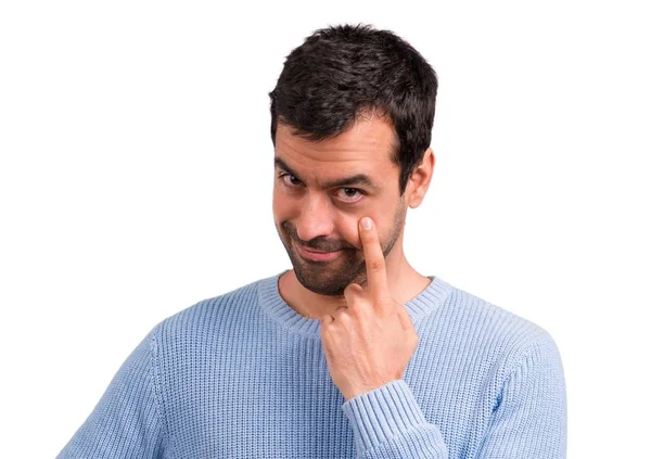 Ayakta ve önüne bakarak yakışıklı adam