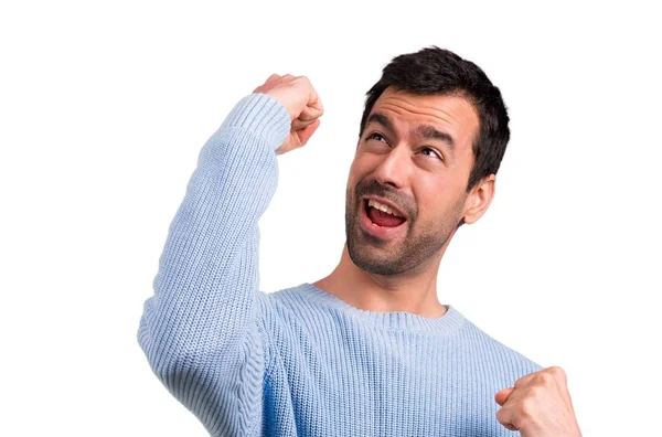 Yakışıklı adam bir zaferini kutluyor