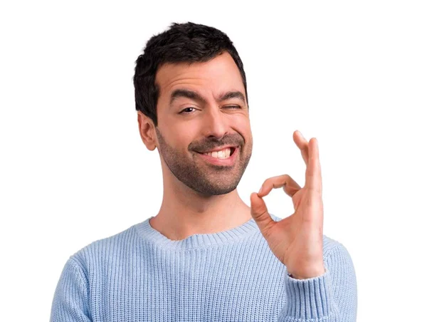 Yakışıklı adam parmaklar ok işaretiyle gösterilen