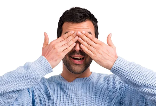 Yakışıklı adam eliyle gözlerini kapsayan