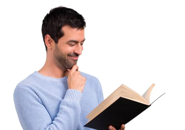 Man Met Blauwe Trui Houden Het Lezen Van Een Boek — Stockfoto