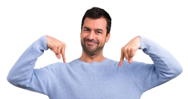 Pria Dengan Sweater Biru Menunjuk Bawah — Stok Foto