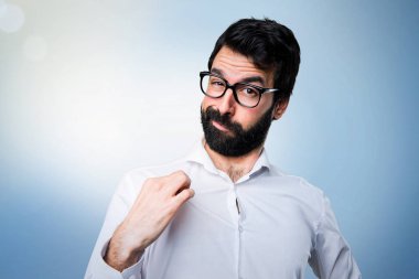 Gözlüklü mavi zemin üzerine kendisiyle gurur yakışıklı adam