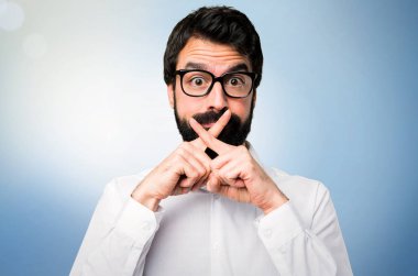 Yakışıklı adamla yapım sessizlik jest mavi zemin üzerine gözlük