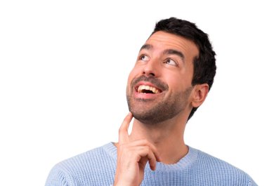 Ayakta ve bir fikir düşünce yakışıklı adam