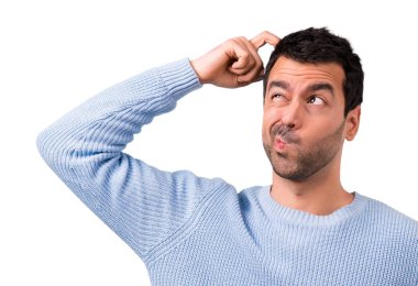 Yakışıklı adam şüpheleri ve karıştırmayın yüz ifadesi ile