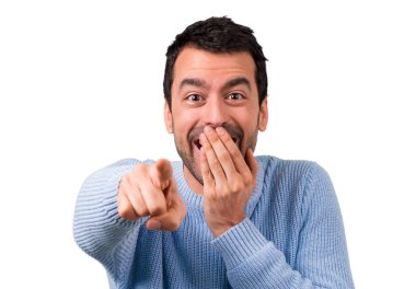 Birisi parmak ile işaret ve çok gülüyor yakışıklı adam