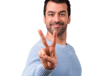 Gülümseyen ve zafer işaret gösteren yakışıklı adam