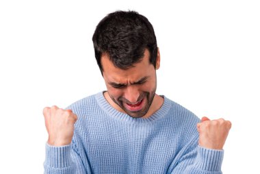 Yakışıklı adam bir zaferini kutluyor