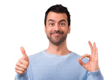 Yakışıklı adam parmaklar ok işaretiyle gösterilen