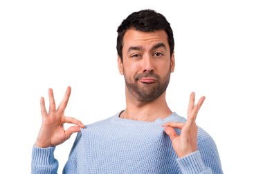 Kibirli ve kendini beğenmiş yakışıklı adam kendini kavram seviyorum