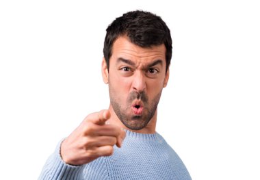 Yakışıklı adam Öfkeli öfkeli jest olarak rahatsız