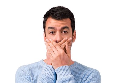 Yakışıklı adam ağzını elleriyle kapsayan