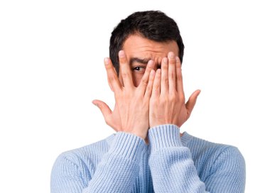 Yakışıklı adam eliyle gözlerini kapsayan