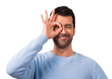 Yakışıklı adam komik ve çılgın yüz duygu yapar