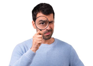 Mavi kazaklı bir Büyüteç Camı tutan adam