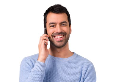 Cep telefonu kullaranarak mavi kazaklı adam