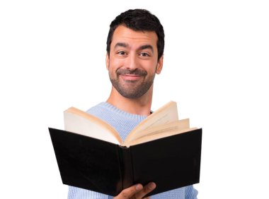 Holding ve bir kitap okuma mavi kazaklı adam