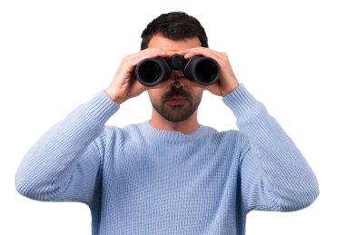 Siyah dürbün ile mavi kazaklı adam