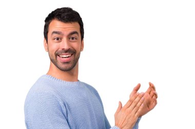 Mavi kazaklı bir konferansta sunum sonrası alkış ile adam