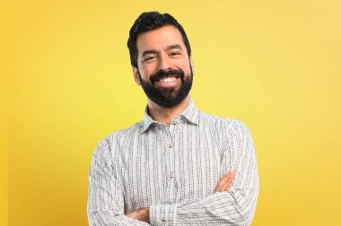 Silah tutmak sakallı yakışıklı adam geçti