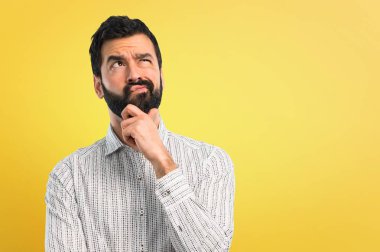 Ayakta ve bir fikir düşünce sakallı yakışıklı adam