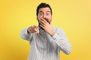 Birisi parmak ile işaret ve çok gülüyor sakallı yakışıklı adam