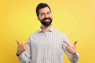 Sakallı kibirli ve kendini beğenmiş yakışıklı adam kendini kavram seviyorum