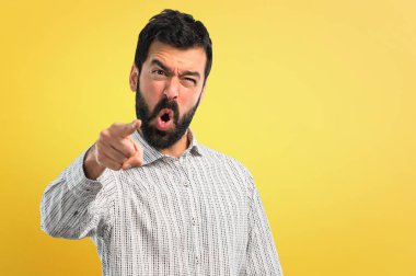 Sakallı yakışıklı adam Öfkeli öfkeli jest olarak rahatsız