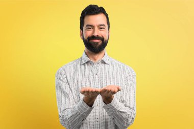 Boşaltmak hayali avuç içinde tutarak sakallı yakışıklı adam