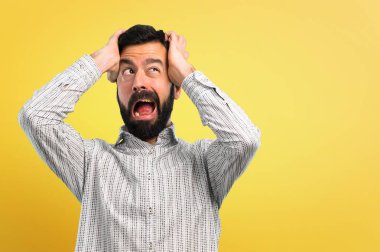 Sakallı yakışıklı adam komik ve çılgın yüz duygu yapar