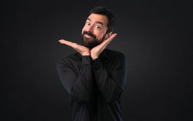 Siyah arka plan üzerine sakallı mutlu yakışıklı adam
