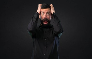 Siyah arka plan üzerine sakallı sinirli yakışıklı adam